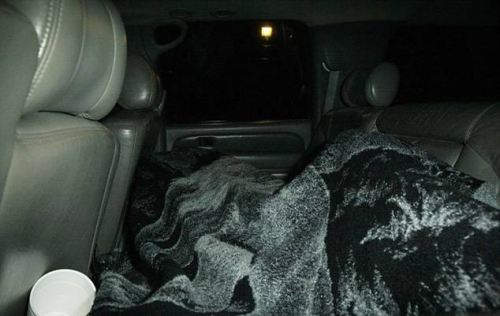 Габриэль Обри под одеялом прячется от папарацци