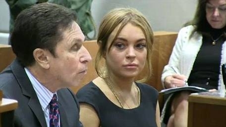 Линдсей Лохан в зале лос-анджелесского суда скучала
