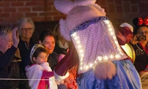 Кэти Холмс со свей дочерью Сури и родителями в Диснейленде