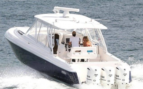 Энрике Иглесиас и Анна Курникова на морской прогулке