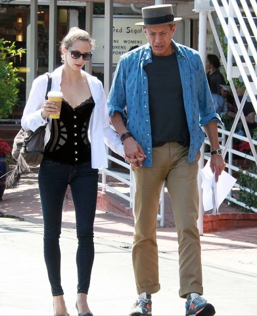 Джефф Голдблюм со своей молодой подругой