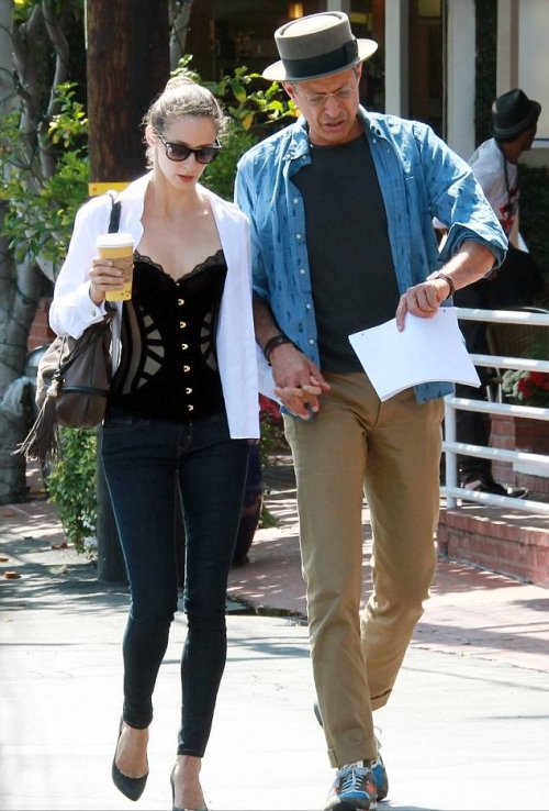 Джефф Голдблюм со своей молодой подругой