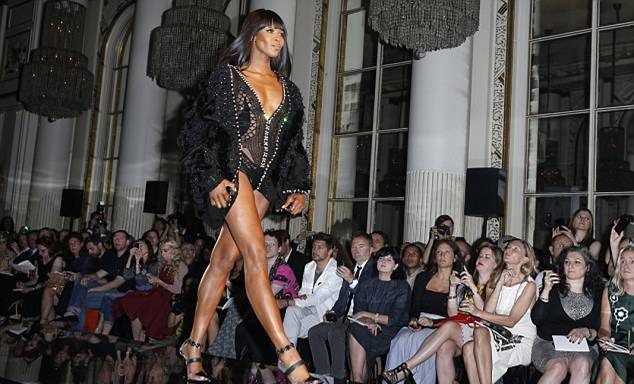 Наоми Кэмпбелл приняла участие в показе коллекции Versace
