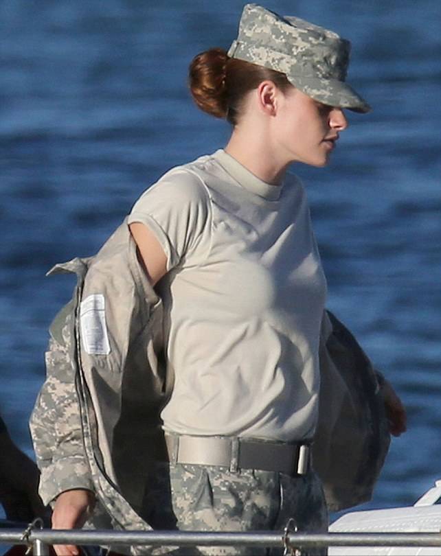 Кристен Стюарт на съемках фильма Camp X-Ray