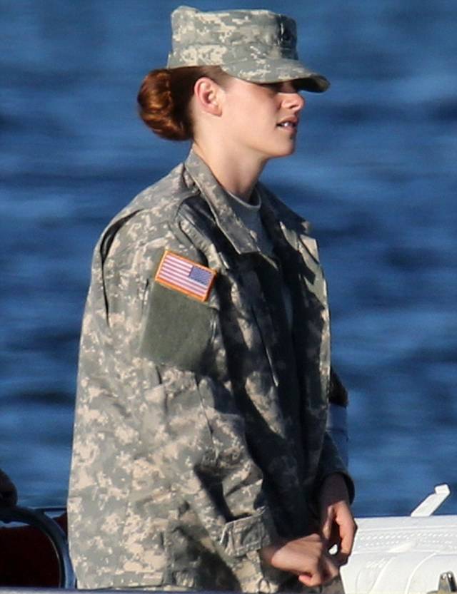 Кристен Стюарт на съемках фильма Camp X-Ray