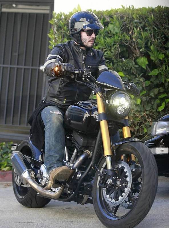 Киану Ривз на мотоцикле KRGT-1S