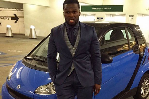 50 Cent позирует на фоне автомобиля Smart