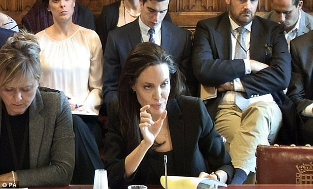 Анджелина Джоли выступила в британском парламенте,  где рассказала о зверствах ISIS против женщин