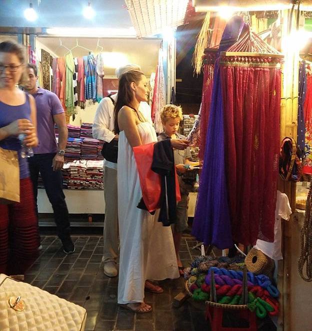 Анджелина Джоли и Брэд Питт на рынке Сием Рип