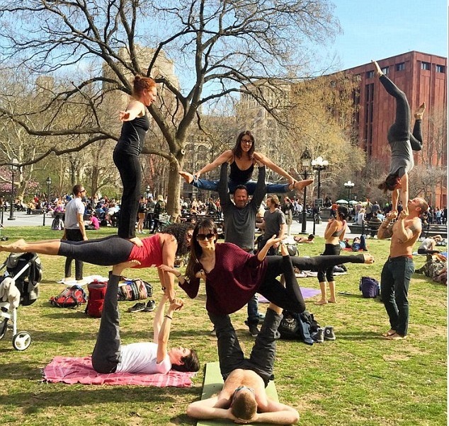 Хилари Болдуин практикует йогу в Washington Square Park
