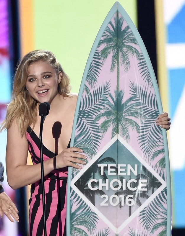 Хлоя Морец получила награду Teen Choice Awards в номинации "лучшая комедийная актриса"