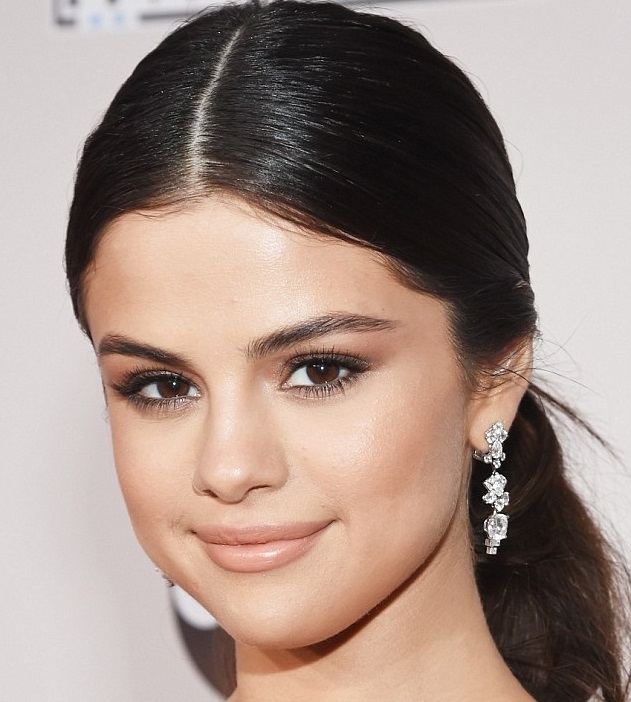 American Music Awards-2016: Селена Гомес впервые вышла на красную дорожку после 2-месячного лечения