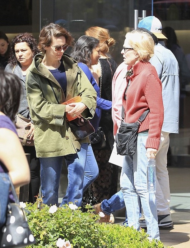 Нетрадиционные отношения: Сара Полсон и Холланд Тейлор на прогулке в Лос-Анджелесе