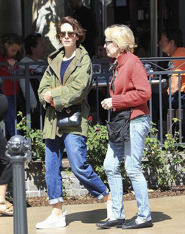 Нетрадиционные отношения: Сара Полсон и Холланд Тейлор на прогулке в Лос-Анджелесе