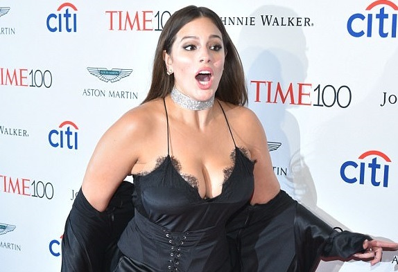 Эшли Грэм потеряла равновесие на красной дорожке вечеринки Time 100 Gala