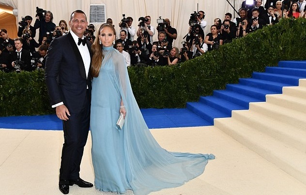 Дженнифер Лопес и Алекс Родригес блистают на красной дорожке Met Gala-2017