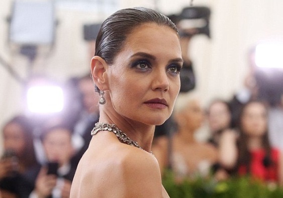 Роскошная Кэти Холмс покорила гостей Met Gala-2017 платьем от Зака Позена