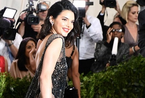Кендалл Дженнер блистала на Met Gala-2017 в голом платье, созданном из 85 тыс. кристаллов