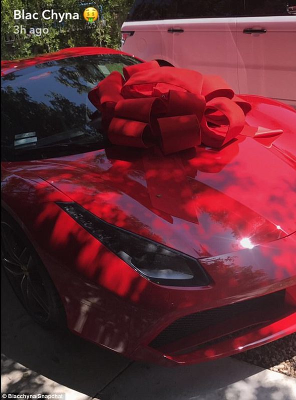 Загадочный кавалер подарил Блэк Чайне на день рождения Ferrari 488
