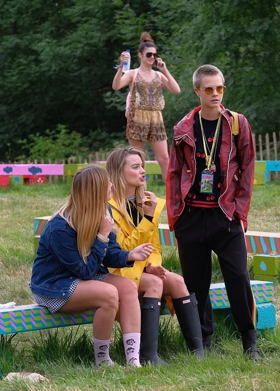 Марго Робби и Кара Делевинь на фестивале Glastonbury-2017 