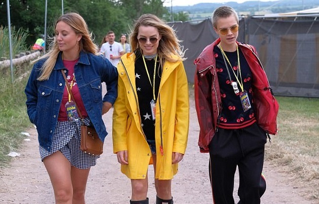 Марго Робби и Кара Делевинь на фестивале Glastonbury-2017 