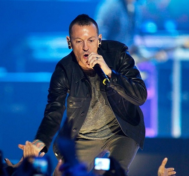 Вдова солиста Linkin Park впервые прокомментировала самоубийство мужа