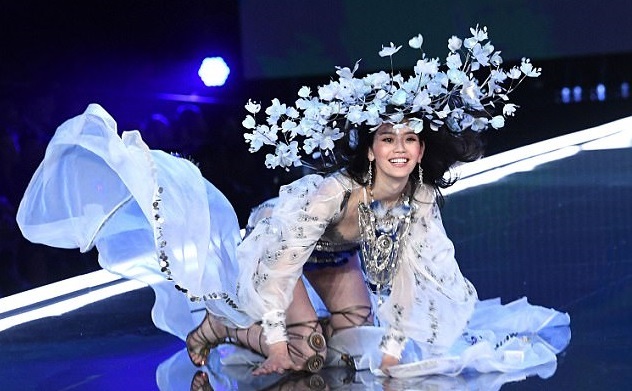 Китайская модель Мин Си оконфузилась на показе Victoria’s Secret-2017 (ФОТО)