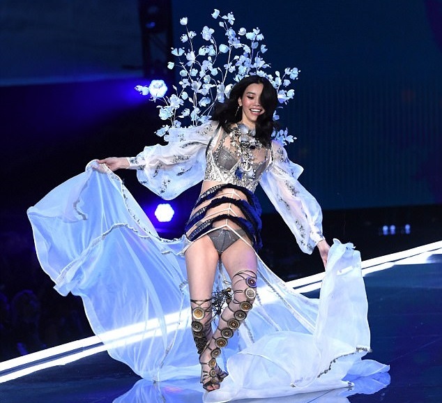 Китайская модель Мин Си оконфузилась на показе Victoria’s Secret-2017 (ФОТО)