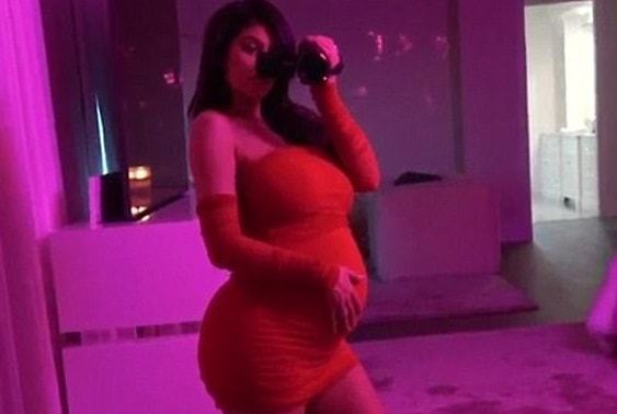 Кайли Дженнер рассказала, сколько килограммов набрала за время беременности