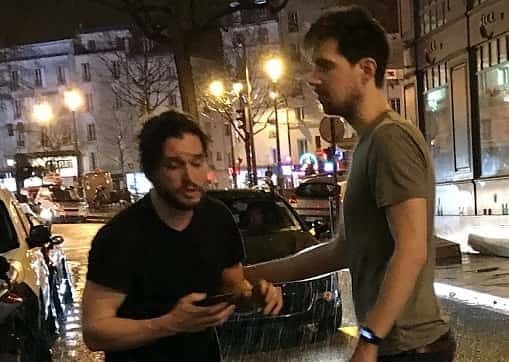 Снова перебрал: Кит Харингтон едва держался на ногах, покидая п