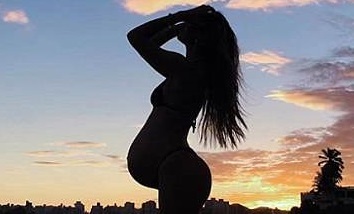 Кэндис Свейнпол показала огромный живот