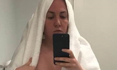 Лина Данэм поделилась голым селфи