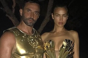 Ирина Шейк в образе греческой богини показала бесконечные ноги на fashion-вечеринке (ФОТО)