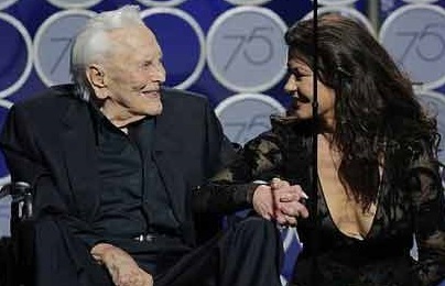 Фото дня: 101-летний Кирк Дуглас нянчится с правнучкой